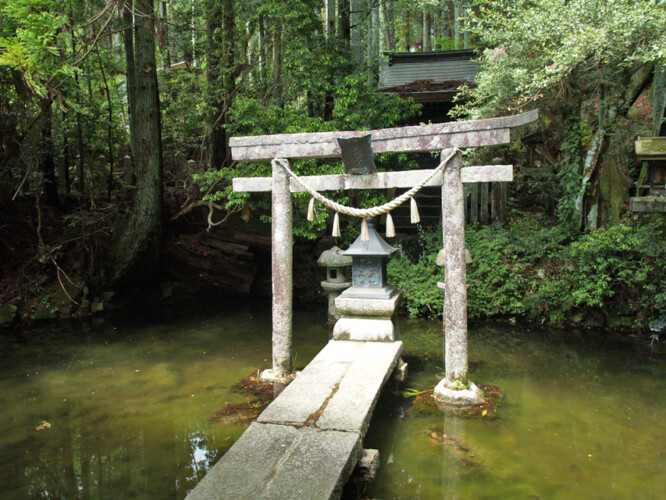 八大竜王を召請し雨乞いをしたといわれる池